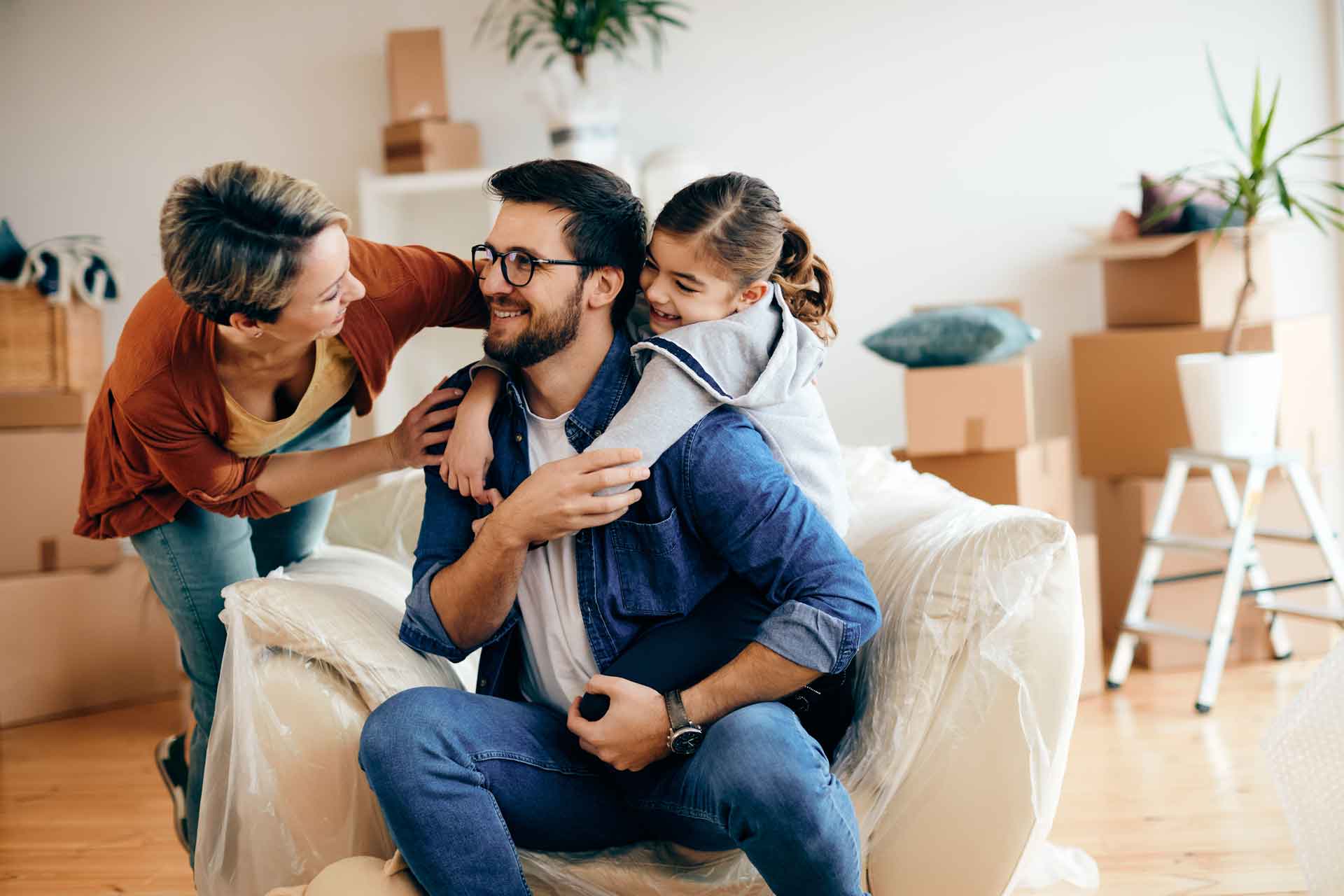 Familia feliz asegurada con un seguro de vida como los que ofrece Seguros Miraz