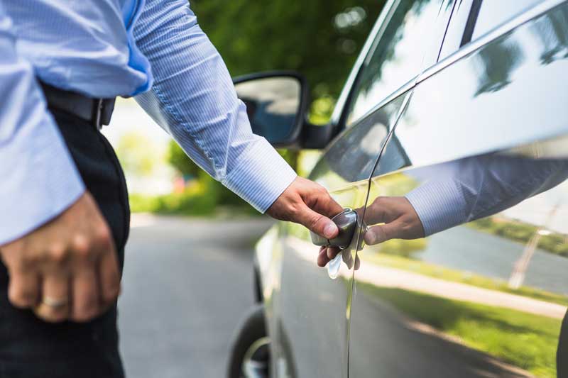 Fotografía de una mano abriendo la puerta de un coche. Fotografía detalle.