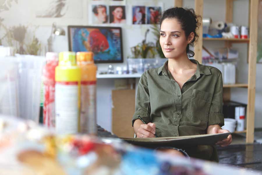 Mujer trabajando en su estudio y taller.